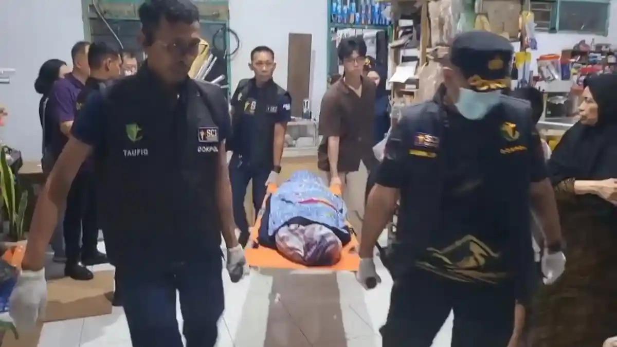 MAHASISWI UNHAS - Suasana saat Tim Dokpol Polda Sulsel mengevakuasi jasad mahasiswi Teknik Unhas berinisial PJT (19) dari rumah duka di Jalan Agussalim, Kecamatan Somba Opu, Gowa untuk divisum di RS Bhayangkara Makassar, Senin (18/5/2026) malam.