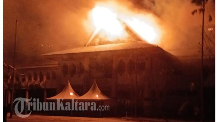 KEBAKARAN KANTOR BUPATI - Kebakaran terjadi di Kantor Bupati Bulungan, Kalimantan Utara, Api tampak membumbung di atap gedung utama, Rabu (20/5/2026).