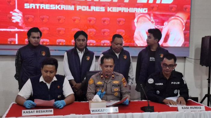 KRONOLOGI - Polres Kepahiang saat melakukan konferensi pers pada Senin (11/4/2026). Kronologi penemuan mayat bayi laki-laki di dalam kantong plastik pada Minggu (10/5/2026) sekitar pukul 14.00 WIB.