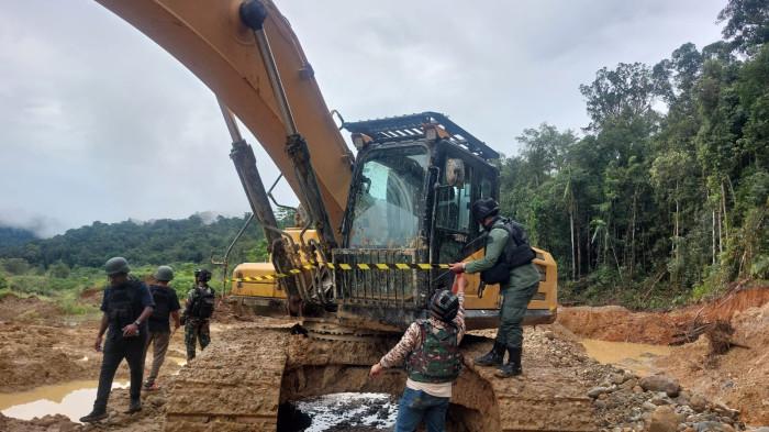TAMBANG EMAS ILEGAL - Tampak Satgas PKH saat mengamankan praktik penambangan emas tanpa izin (PETI) di kawasan KM 95 Unipo, Distrik Siriwo, Kabupaten Nabire, Papua Tengah, Rabu, (13/5/2026).