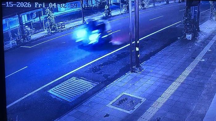 DIBACOK ORANG - Tangkapan layar CCTV diduga tindak pembacokan yang terjadi di jalan Gatot Subroto (Gatsu), kawasan Kemlayan, Serengan, Solo pada Jumat (15/5/2026) dini hari lalu. Seorang pemotor yang menjadi korban dugaan aksi klitih ini mengalami luka robek sepanjang 10 sentimeter dan harus menerima 13 jahitan.