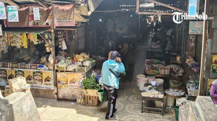 DAYA BELI TURUN - Suasana Pasar Jungke, Kelurahan Jungke, Kecamatan/Kabupaten Karanganyar, Kamis (21/5/2026). Kenaikan Dollar AS turut mempengaruhi harga sejumlah bahan pangan di pasar tradisional.
