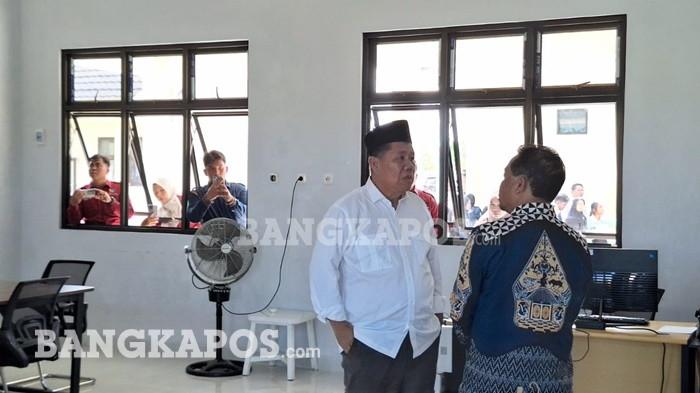 BANTUAN -- Gubernur Babel, Hidayat Arsani, saat memantau sejumlah fasilitas SMAN 2 Sungailiat, Kamis (21/5/2026).