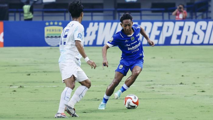 MENGGIRING BOLA - Aksi gelandang Persib Bandung, Beckham Putra (kanan) dalam pertandingan melawan PSIM Yogyakarta pada pekan ke-31 Super League di Stadion Gelora Bandung Lautan Api (GBLA), Senin (4/5/2026) sore WIB.