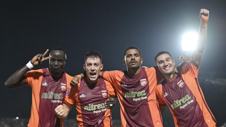 SELEBRASI - Para pemain Borneo FC merayakan gol saat bertanding melawan Dewa United di Stadion Segiri Samarinda pada pekan ke-11 Super League, Rabu (5/11) malam.