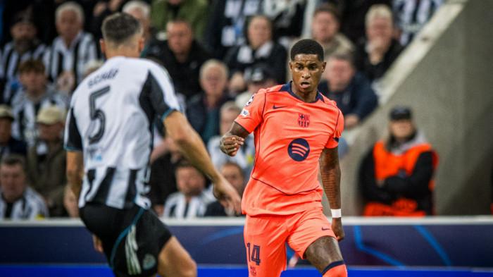 DUEL - Marcus Rashford (kanan) ketika akan melewati pemain lawan pada pertandingan phase league Liga Champions 2025/2026 pekan pertama antara Newcastle United vs Barcelona di St. James Park Stadium, Inggris, Jumat (19/9/2025) dini hari WIB.