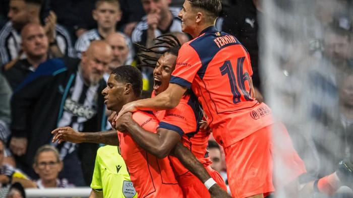 SELEBRASI - Pemain Barcelona merayakan gol yang dicetak Marcus Rashford (kiri) saat melawa Newcastle pada matchday 1 Liga Champions di St James Park, Jumat (19/9/2025). Barcelona menang dengan skor 2-1 dari Newcastle.