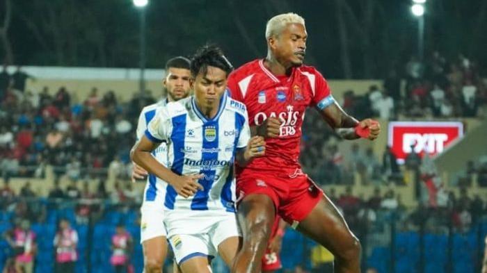 BERDUEL - Bek Persib Bandung, Kakang Rudianto (kiri), berduel dengan penyerang Persijap Jepara, Rosalvo, dalam pertandingan pekan kedua Super League 2025-2026 di Stadion Gelora Bumi Kartini, Jepara, Jawa Tengah, Senin (18/8/2025) malam. Persib kalah 1-2.