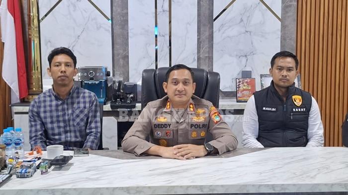 PENCURIAN -- Kapolres Bangka, AKBP Deddy Dwitiya Putra, didampingi PJU saat menyampaikan perkembangan kasus pencurian dengan kekerasaan di PT PMP Jelitik, Kamis (21/5/2026).