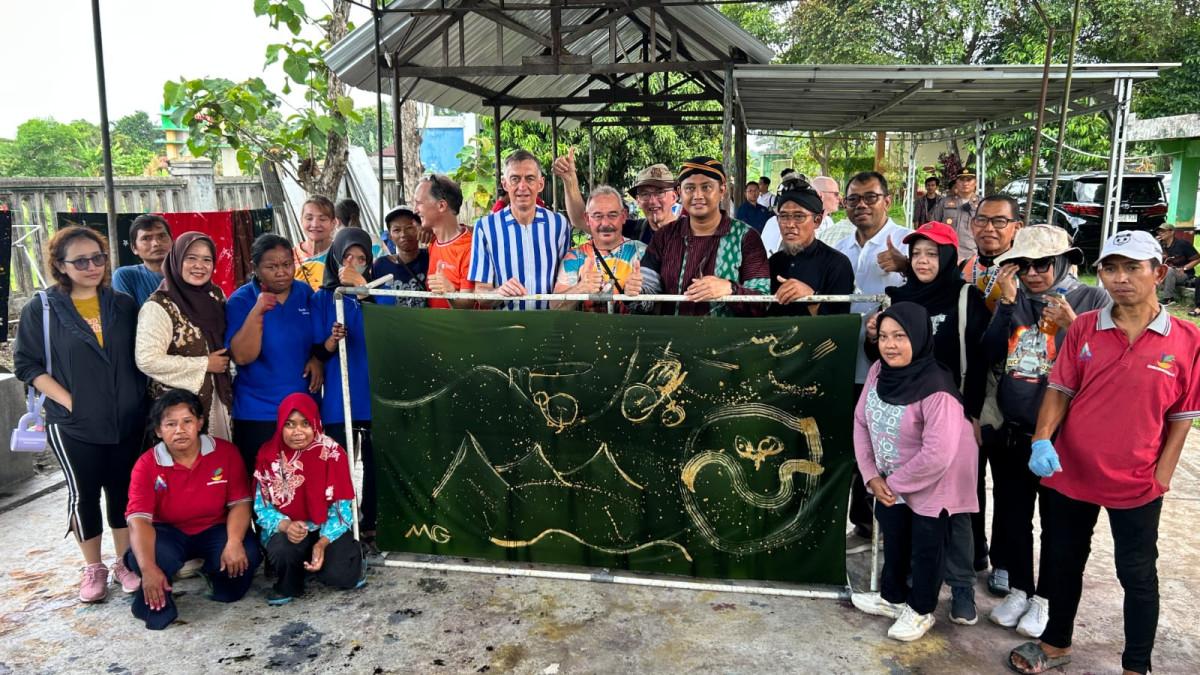 KLICFEST 2026 - Delegasi IVCA Rally 2026 mencoba membuat Batik Ciprat “Tombo Ati” di Desa Kemudo, Kecamatan Prambanan, Klaten, Kamis (21/5/2026). Batik khas tersebut diproduksi oleh penyandang disabilitas dan menjadi salah satu potensi unggulan BUMDes setempat.