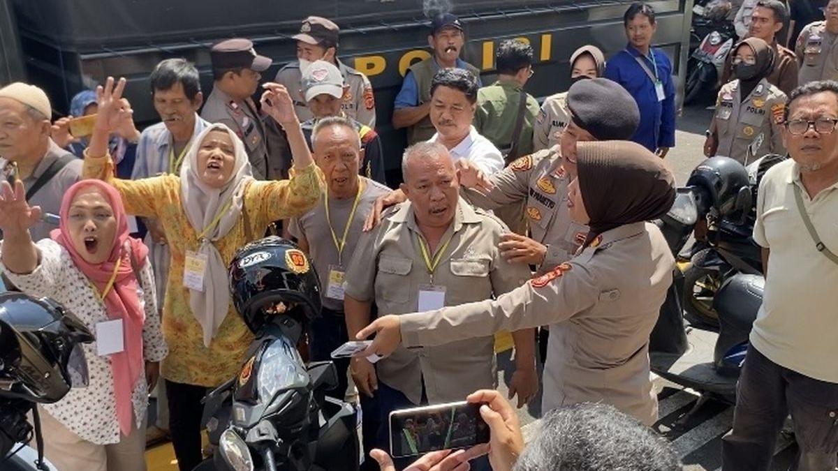 KASUS PEMBUNUHAN INDRAMAYU - Pihak kepolisian saat melerai keluarga korban yang terus meluapkan emosi dalam sidang lanjutan perkara pembunuhan satu keluarga di Pengadilan Negeri Indramayu, Kamis (21/5/2026).