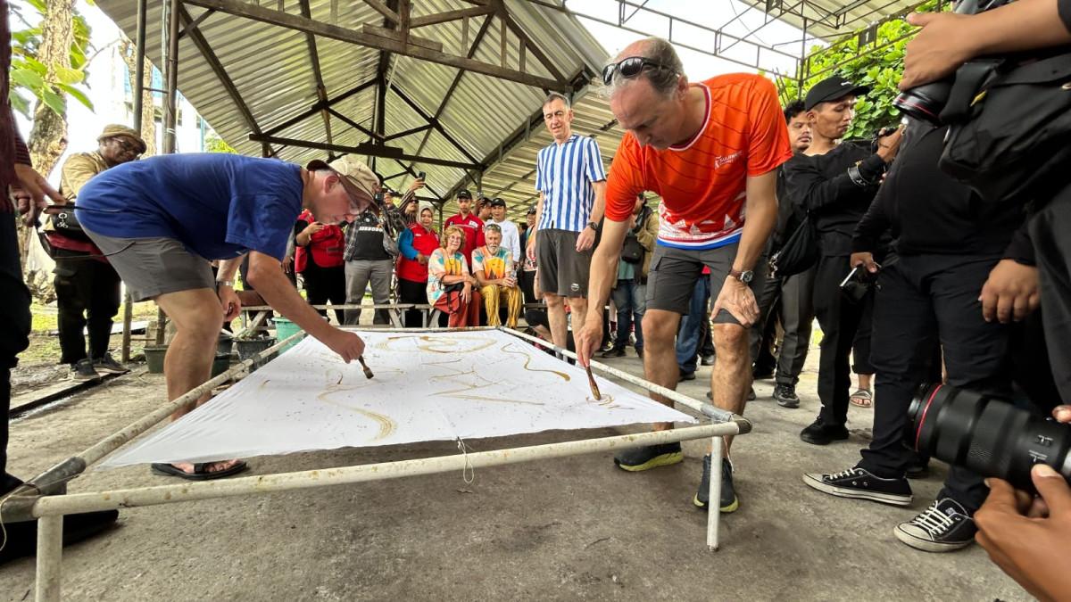KLICFEST 2026 - Delegasi IVCA Rally 2026 mencoba membuat Batik Ciprat “Tombo Ati” di Desa Kemudo, Kecamatan Prambanan, Klaten, Kamis (21/5/2026). Batik khas tersebut diproduksi oleh penyandang disabilitas dan menjadi salah satu potensi unggulan BUMDes setempat.