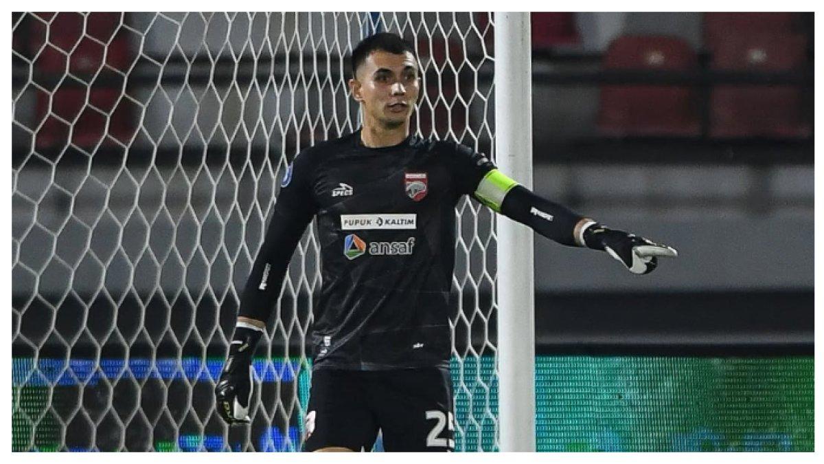 AKSI NADEO ARGAWINATA - Potret penampilan Nadeo Argawinata bersama Borneo FC saat menghadapi PSBS Biak pada pekan ke-26 Liga 1 2024/2025. Terbaru inilah profil dari Nadeo Argawinata yang kembali dipanggil untuk membela Timnas Indonesia