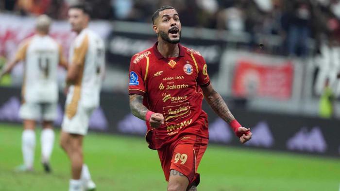 GAGAL PENALTI - Maxwell Souza pada laga Persija melawan Dewa United di Jakarta International Stadium (JIS) pada Minggu (15/3/2026). Souza gagal mencetak gol dari titik putih yang bisa saja membawa kemenangan untuk timnya.