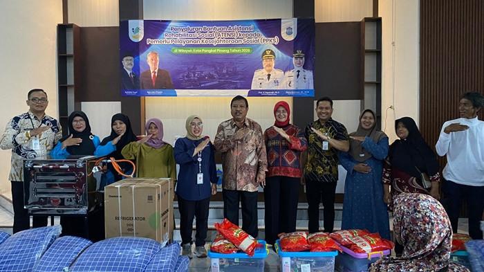 Penyaluran secara simbolis bantuan sosial kepada masyarakat melalui program Asistensi Rehabilitasi Sosial (ATENSI) bagi Pemerlu Pelayanan Kesejahteraan Sosial (PPKS), Kamis (21/5/2026), oleh Wali Kota Pangkalpinang.