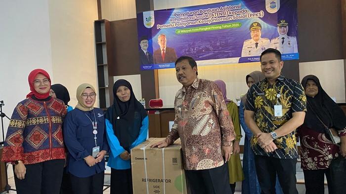 Penyaluran secara simbolis bantuan sosial kepada masyarakat melalui program Asistensi Rehabilitasi Sosial (ATENSI) bagi Pemerlu Pelayanan Kesejahteraan Sosial (PPKS), Kamis (21/5/2026), oleh Wali Kota Pangkalpinang.