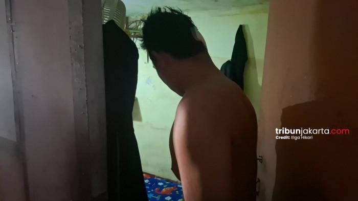 KORBAN PEMBACOKAN - Gunawan (33) menunjukkan lokasi kamarnya yang menjadi tempat dirinya dibacok oleh suami rekan kerjanya di kawasan Tomang, Jakarta Barat. TRIBUNJAKARTA.COM/ELGA PUTRA