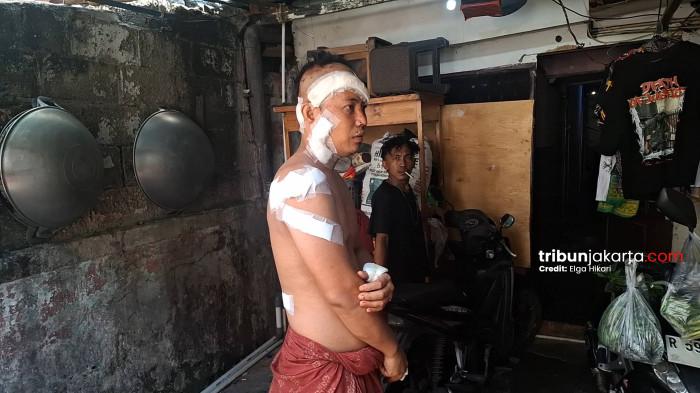KORBAN PEMBACOKAN - Gunawan (33) menunjukkan lokasi kamarnya yang menjadi tempat dirinya dibacok oleh suami rekan kerjanya di kawasan Tomang, Jakarta Barat. TRIBUNJAKARTA.COM/ELGA PUTRA