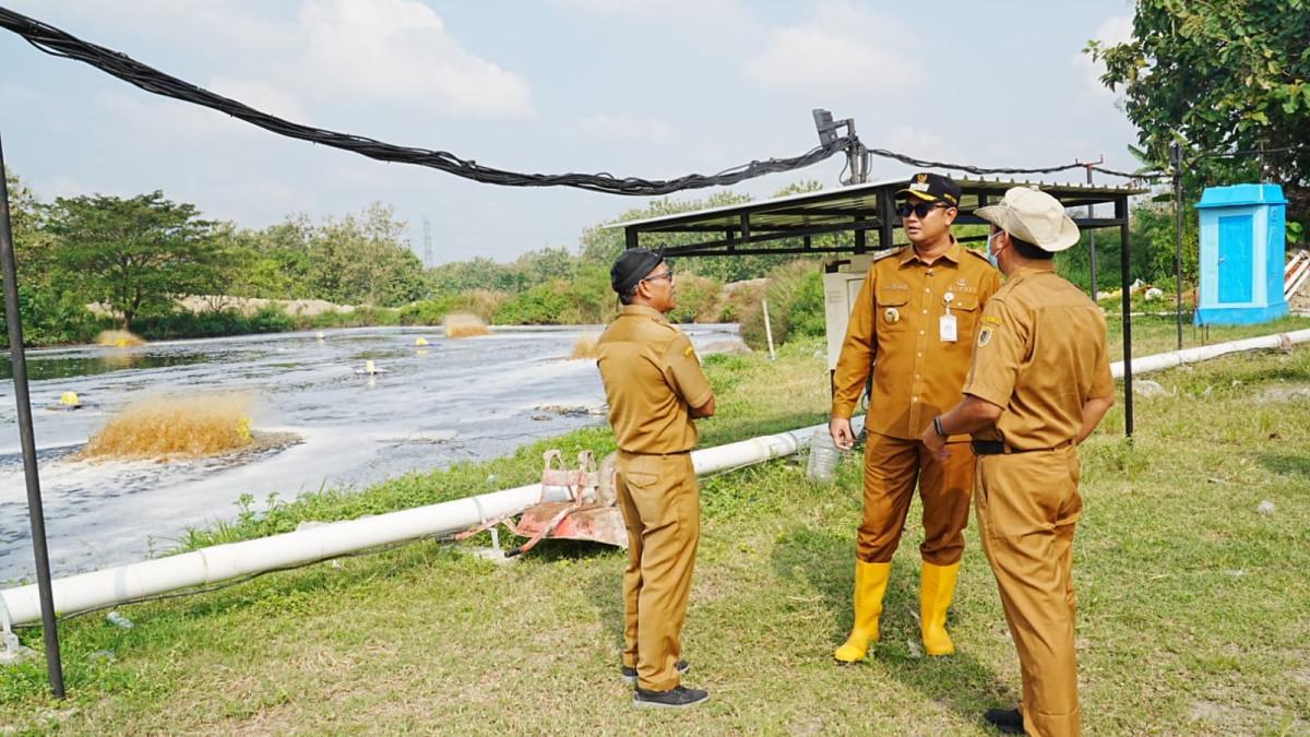 SAMPAH DI KLATEN - Bupati Klaten Hamenang Wajar Ismoyo meninjau langsung instalasi pengolahan air lindi di TPA Troketon, Kecamatan Pedan, Klaten, Selasa (19/5/2026).
