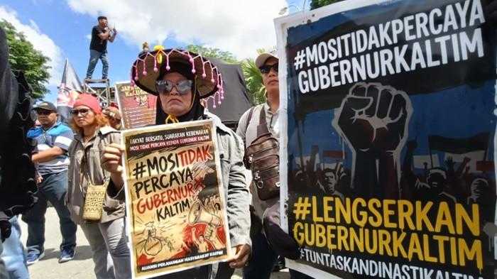 DEMO HAK ANGKET - Ratusan massa Aliansi Perjuangan Masyarakat Kaltim (APMK) menduduki halaman Kantor Gubernur Kaltim di Samarinda, Kamis (21/5/2026), usai menyerahkan dokumen dugaan penyimpangan kebijakan ke Kejati Kaltim.