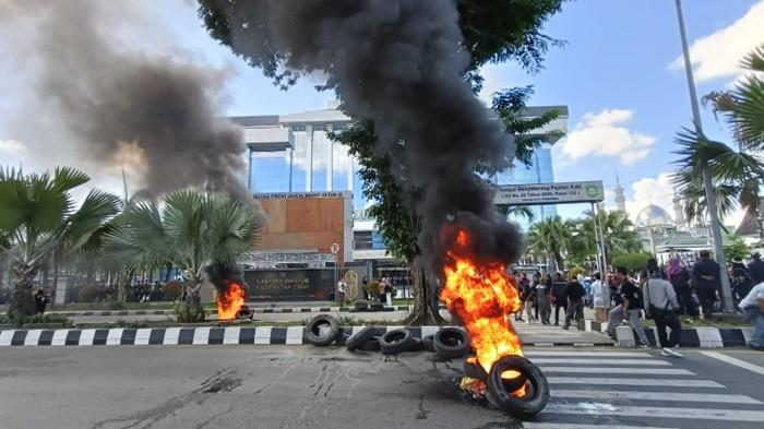 DEMO HAK ANGKET - Ratusan massa Aliansi Perjuangan Masyarakat Kaltim (APMK) menduduki halaman Kantor Gubernur Kaltim di Samarinda, Kamis (21/5/2026), usai menyerahkan dokumen dugaan penyimpangan kebijakan ke Kejati Kaltim.
