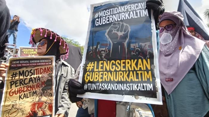 DEMO KALTIM - Ratusan massa Aliansi Perjuangan Masyarakat Kaltim (APMK) menduduki halaman Kantor Gubernur Kaltim di Samarinda, Kamis (21/5/2026), usai menyerahkan dokumen dugaan penyimpangan kebijakan ke Kejati Kaltim.