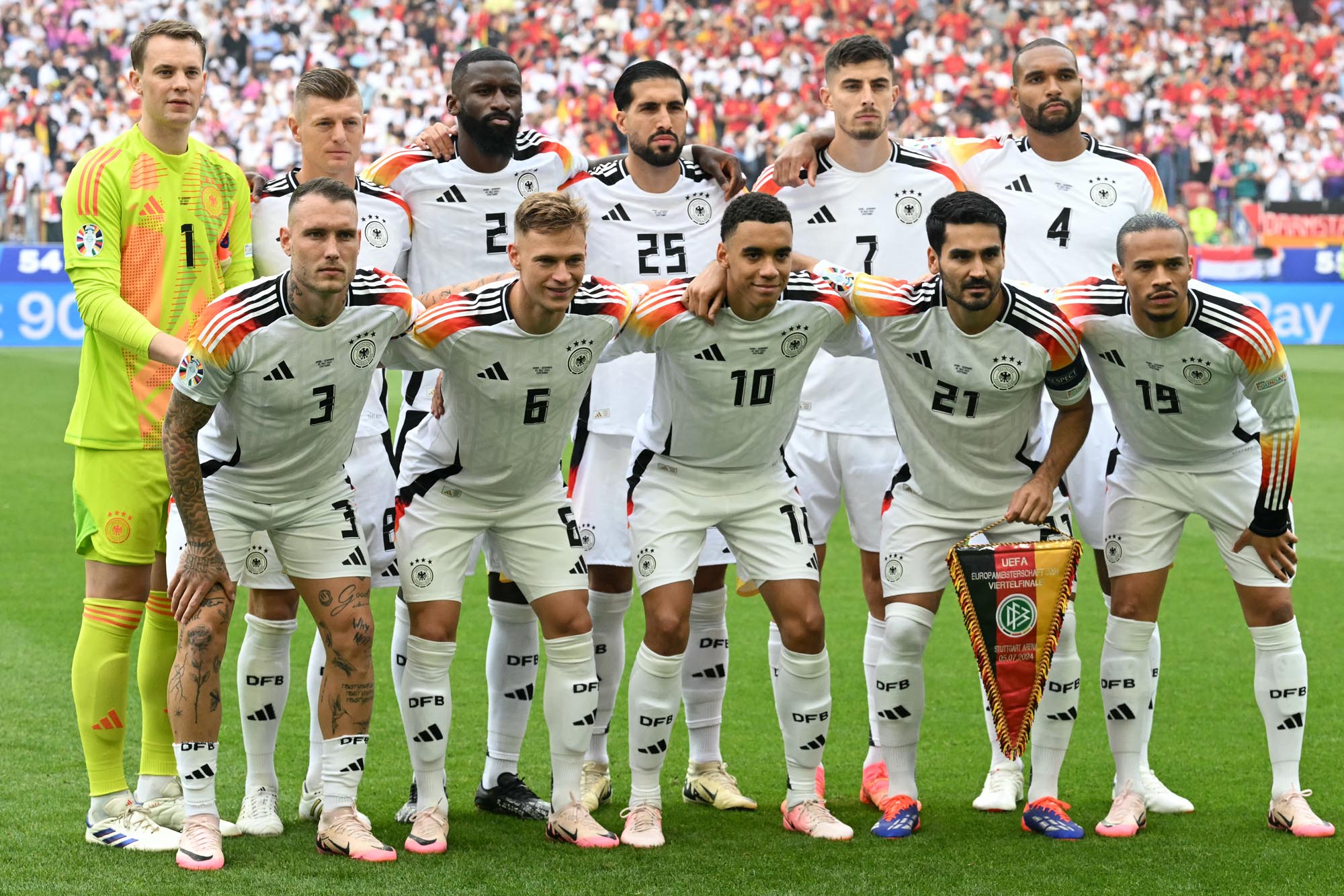 (Atas dari kiri) Kiper Jerman #01 Manuel Neuer, gelandang Jerman #08 Toni Kroos, bek Jerman #02 Antonio Ruediger, gelandang Jerman #25 Emre Can, penyerang Jerman #07 Kai Havertz, bek Jerman #04 Jonathan Tah, (bawah dari L) Bek Jerman #03 David Raum, bek Jerman #06 Joshua Kimmich, gelandang Jerman #10 Jamal Musiala, gelandang Jerman #21 Ilkay Gundogan dan gelandang Jerman #19 Leroy Sane berpose untuk foto tim selama sepak bola perempat final UEFA Euro 2024 pertandingan antara Spanyol dan Jerman di Stuttgart Arena di Stuttgart pada 5 Juli 2024. (THOMAS KIENZLE / AFP)