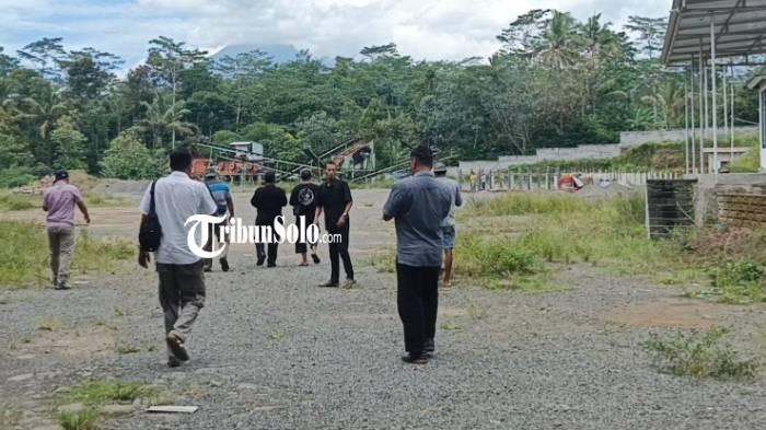 CEK LOKASI.  Anggota Komite penyelesaian kewajiban koperasi BLN meninjau basecamp pabrik pecah batu di Desa Tanduk, Kecamatan Gladagsari, Kamis (11/12/2025)