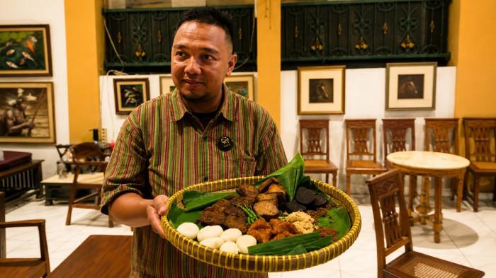 Angga Kusuma Ariwibowo generasi keempat pengelola Jadah Tempe Mbah Carik