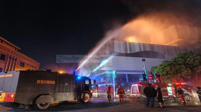 KEBAKARAN - Megamall Manado saat terbakar pada Sabtu 16  Mei 2026