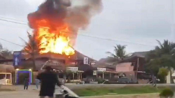 KEBAKARAN KAFE - Sebuah kafe resto bernama Pamugaran Lounge di kawasan Kampung Turis, Kabupaten Pangandaran, Jawa Barat, mengalami kebakaran hebat pada Kamis (21/5/2026) sore