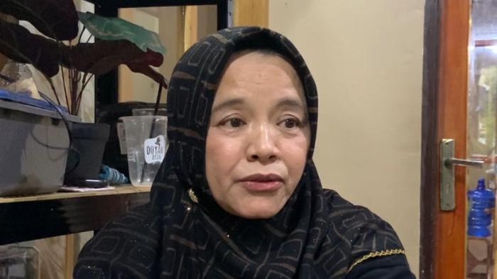 GAGAL BERANGKAT-Nini Zafrien mengaku rugi Rp152 juta setelah tiga anggota keluarganya gagal diberangkatkan umrah oleh PT NRH,