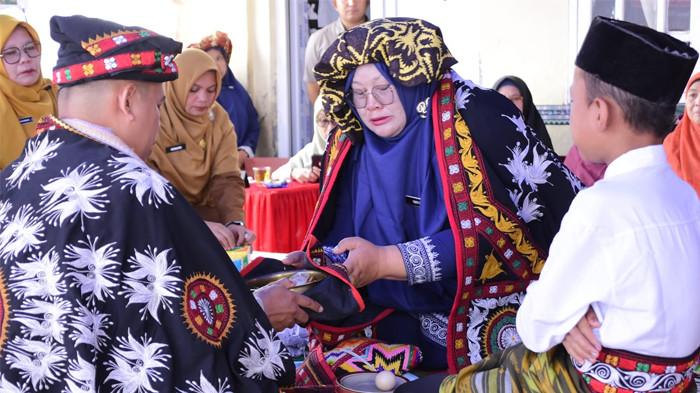 Pelestarian budaya Gayo kembali ditunjukkan melalui prosesi adat Menulaken Murid Ari Tengku Guru Ku Urang Tue (Bemunge) yang dilaksanakan di SD Negeri 9 Lut Tawar, Selasa (19/5/2026), dalam rangka menyambut Tahun Ajaran 2025/2026.