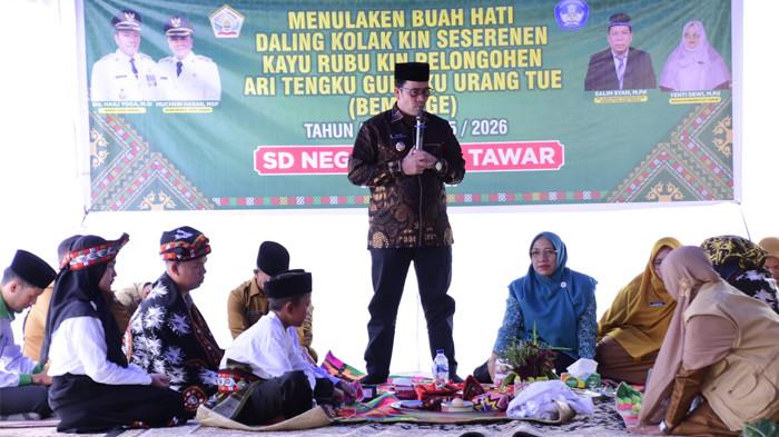 Pelestarian budaya Gayo kembali ditunjukkan melalui prosesi adat Menulaken Murid Ari Tengku Guru Ku Urang Tue (Bemunge) yang dilaksanakan di SD Negeri 9 Lut Tawar, Selasa (19/5/2026), dalam rangka menyambut Tahun Ajaran 2025/2026.