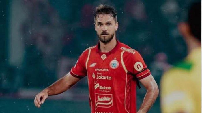 Aksi bek Paulo Ricardo saat diturunkan bermain membela Persija Jakarta di kompetisi Super League.