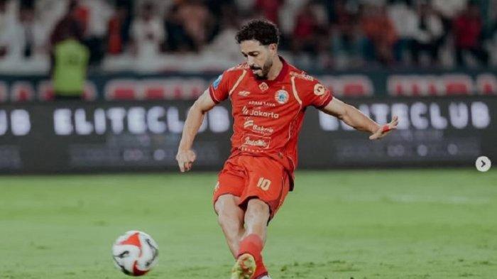 Aksi playmaker Persija Jakarta, Jean Mota saat diturunkan bermain di Super League.