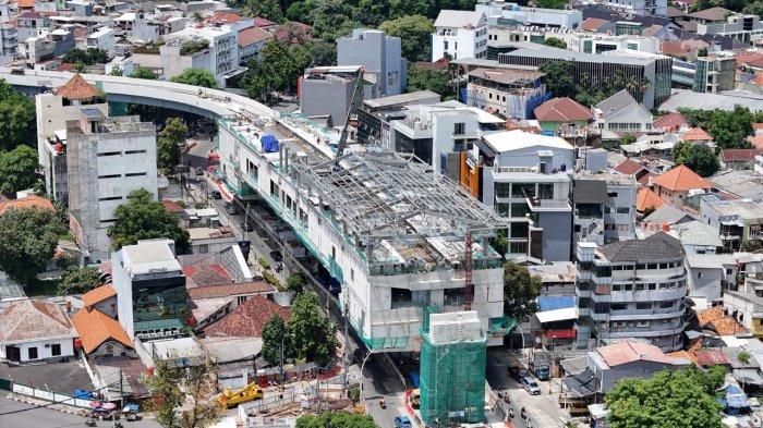 Pembangunan salah satu stasiun dalam pembangunan LRT Jakarta Fase 1B yang akan meghubungkan Velodrome dengan Manggarai.