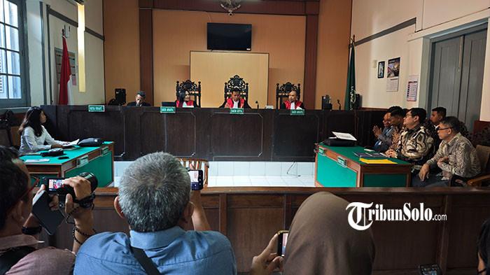 SIDANG GUGATAN IJAZAH - Pengadilan Negeri Surakarta mengadakan sidang gugatan ijazah Presiden ke-7 RI Jokowi dengan agenda pemeriksaan administrasi untuk kedua kalinya setelah sebelumnya salah satu tergugat tak hadir. Sidang pada Selasa (19/5/2026) telah dihadiri lengkap para pihak sehingga dilanjutkan mediasi.