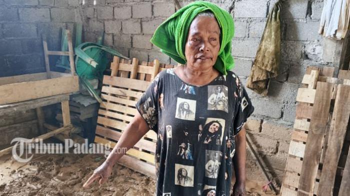 KORBAN BANJIR PADANG - Amidar (60), warga RT 02/RW 06, Kelurahan Kampung Guo, Kecamatan Kuranji, Kota Padang, menceritakan pengalamannya saat banjir bercampur lumpur menerjang rumahnya pada Kamis (21/5/2026) malam. Peristiwa tersebut membuat dirinya dan cucunya trauma karena banjir datang secara tiba-tiba saat ia hendak beristirahat usai pulang bekerja di sawah.