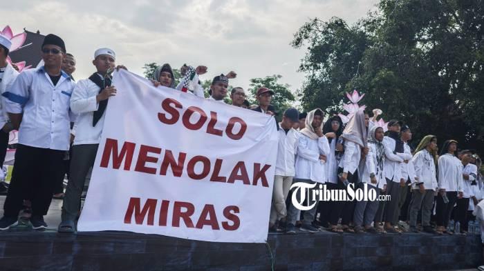 TOLAK MIRAS. Ratusan warga menggelar aksi di depan Balai Kota Solo, Rabu (20/5/2026). Mereka menuntut outlet miras yang saat ini beroperasi ditutup untuk menghentikan peredaran minuman beralkohol atau minuman keras (miras).