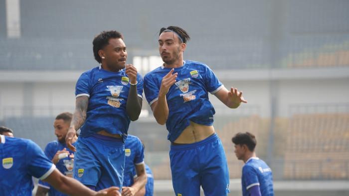 LATIHAN TERAKHIR - Dua pemain Persib Bandung, Saddil Ramdani (kiri) dan Dion Markx di sesi latihan terakhir Super League 2025/2026, Jumat 22 Mei 2026. Persib akan menjalani laga pamungkas musim ini dengan menghadapi Persijap Jepara di Stadion GBLA, Sabtu 23 Mei 2026.