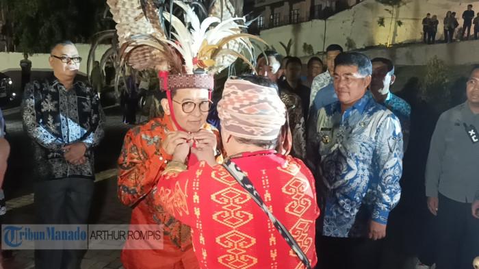 ADAT - Menteri Kebudayaan Fadli Zon saat dipasangi topi adat oleh perwakilan adat Minahasa didampingi Gubernur Sulut Yulius Selvanus Komaling di Museum Daerah Sulut, Manado, Jumat (22/5/2026). Kedatangan Menteri Kebudayan Fadli Zon dalam rangka untuk meresmikan Museum.