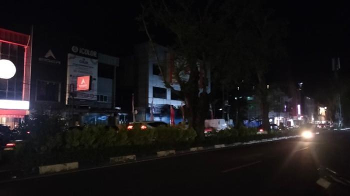 MATI LAMPU MASSAL - Salah satu di sudut kota Banda Aceh mengalami mati listrik sehingga gelap pada Jumat(22/5/2026). Sebagian besar wilayah mengalami 'blackout', PLN menyebut sedang menyelidiki penyebabnya.