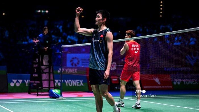 Li Shi Feng (Kiri) dari Tiongkok melakukan selebrasi setelah menang melawan Yu Qi Shi dari Tiongkok pada Final Tunggal Putra Kejuaraan Bulu Tangkis All England Open di Utilita Arena di Birmingham, Inggris tengah, pada 19 Maret 2023.