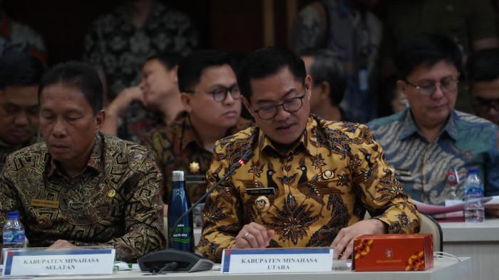 PRESENTASI - Bupati Minut Dr Joune Ganda menyampaikan presentasi realisasi.-00234