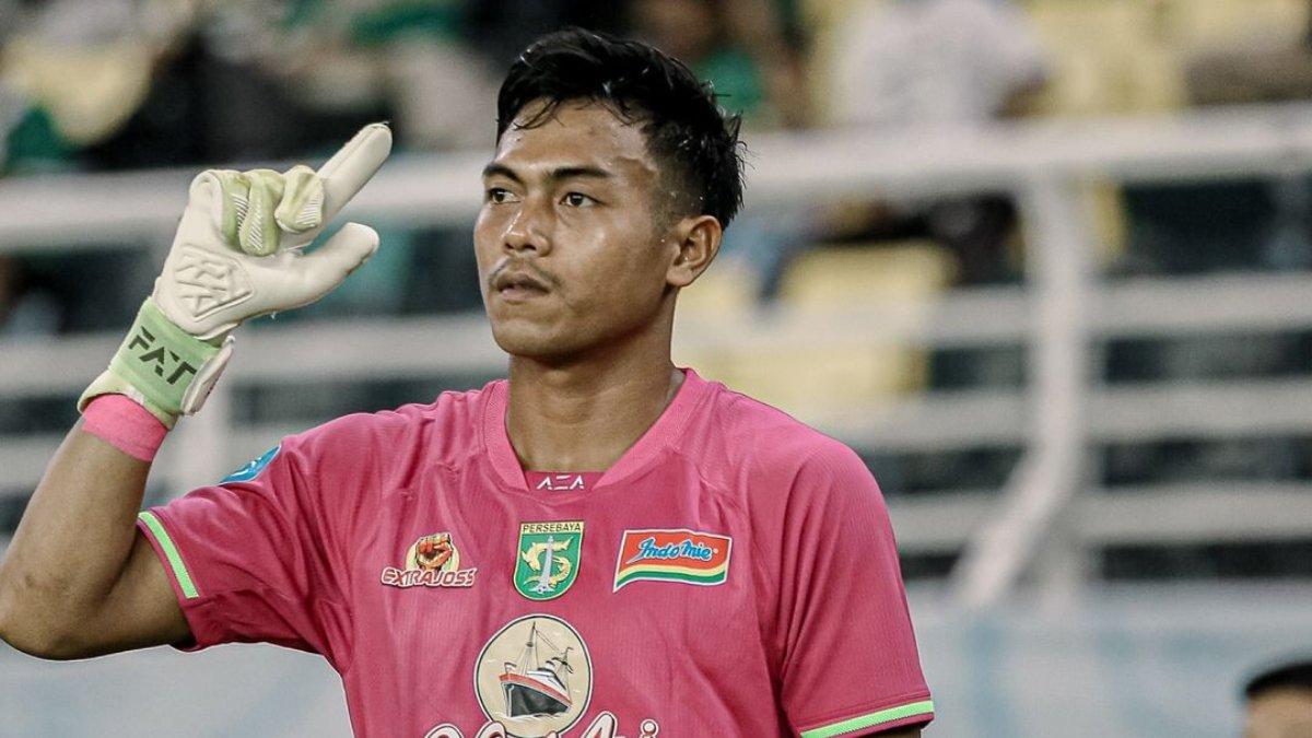 Potret kiper kedua Persebaya Surabaya, Andhika Ramadhani. Andhika Ramadhani kini tengah naik daun di Persebaya Surabaya berkat performa apiknya di Liga 1 2024.