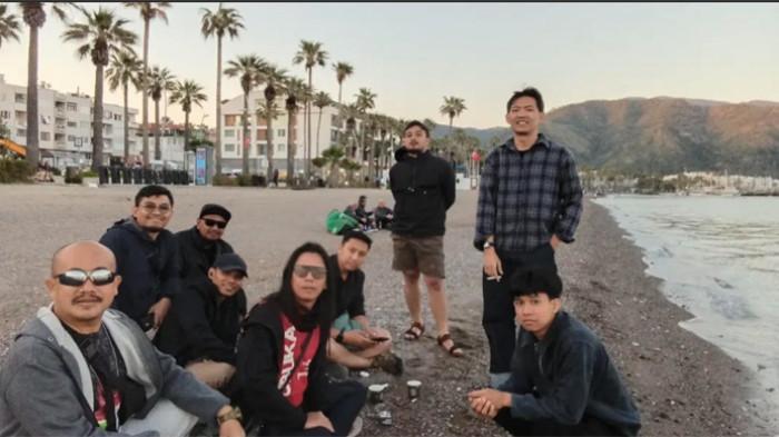 JURNALIS DITANGKAP ISRAEL - Momen sejumlah jurnalis dan aktivis asal Indonesia dalam misi kemanusiaan Global Sumud Flotilla (GSF) 2.0 berfoto di pantai laut Mediterania sebelum ditangkap militer Israel. (HO/IST/Dok. Instagram @rherubowo)