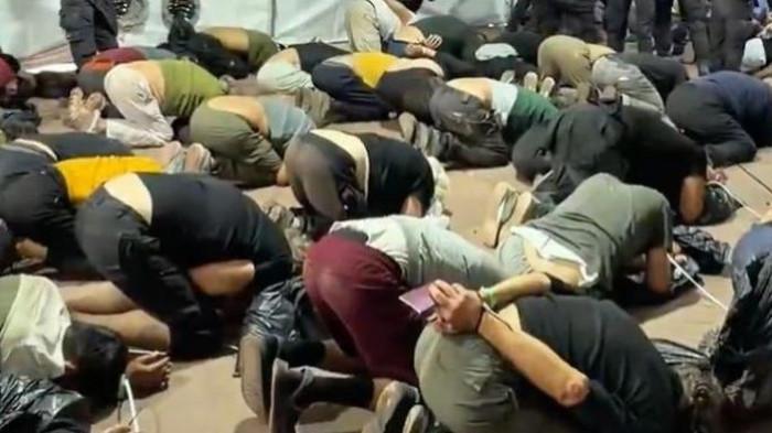 DIPAKSA BERLUTUT - Para aktivis, relawan dan jurnalis misi kemanusiaan untuk Gaza dipaksa berlutut dengan tangan diborgol ke belakang oleh militer Israel. Rekaman video ini beredar di X.