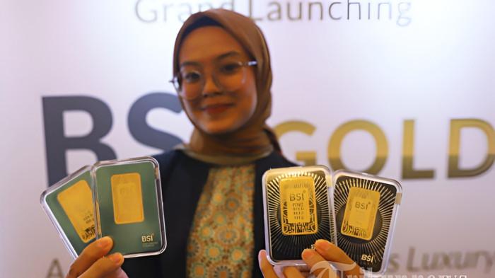 Petugas menunjukkan replika emas batangan BSI saat peluncuran BSI Gold di Jakarta, Kamis (28/11/2024). PT Bank Syariah Indonesia bekerja sama dengan produsen emas PT Hartadinata Abadi Tbk meluncurkan BSI Gold yang merupakan logam emas batangan eksklusif berlogo BSI dengan karatase 99,99 persen dengan memiliki standar SNI dan telah memperoleh rekomendasi Kesesuaian Syariah dari MUI yang dapat dimiliki masyarakat melalui produk BSI Cicil Emas. Tribunnews/Jeprima