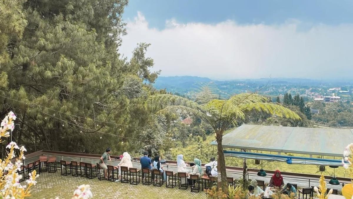 CAFE BOGOR - Bukit Panorama by Kopi Dari Hati, satu kafe hits di Bogor dengan panorama gunung yang wajib kamu coba.